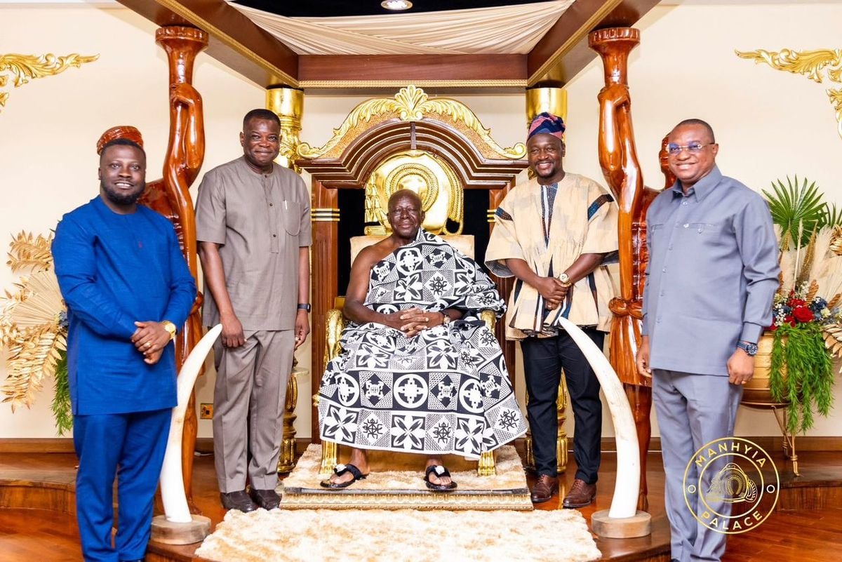Photos: Roads Minister briefs Asantehene on Accra-Kumasi expressway project
